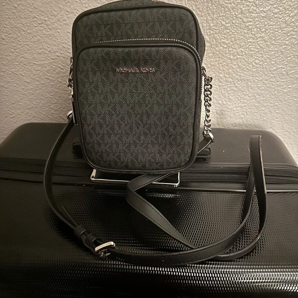 SOLD:  Jet Set Travel Medium Logo Crossbody Bag - Picture 2 of 8